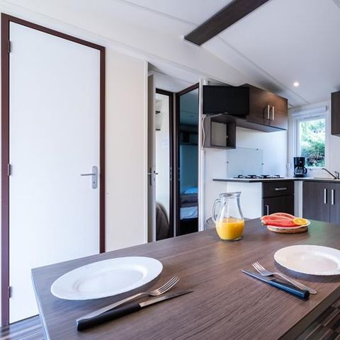 Stacaravan 2 personen - Stacaravan Beach 18.6m² (ouder dan 10 jaar) (1 slaapkamer) + Halfoverdekt houten terras + TV voor 2 personen