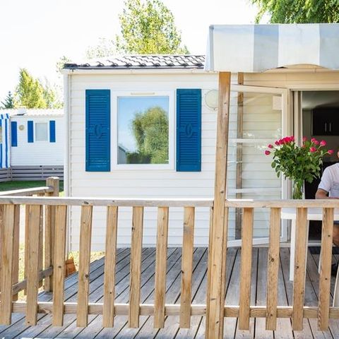 Stacaravan 2 personen - Stacaravan Beach 18.6m² (ouder dan 10 jaar) (1 slaapkamer) + Halfoverdekt houten terras + TV voor 2 personen