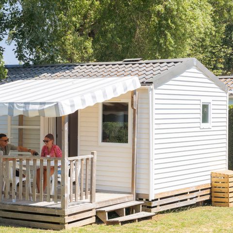 Stacaravan 2 personen - Stacaravan Beach 18.6m² (ouder dan 10 jaar) (1 slaapkamer) + Halfoverdekt houten terras + TV voor 2 personen