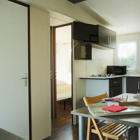 Stacaravan 2 personen - Stacaravan Beach 18.6m² (ouder dan 10 jaar) (1 slaapkamer) + Halfoverdekt houten terras + TV voor 2 personen