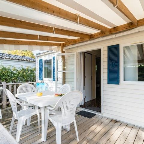Stacaravan 2 personen - Stacaravan Beach 18.6m² (ouder dan 10 jaar) (1 slaapkamer) + Halfoverdekt houten terras + TV voor 2 personen