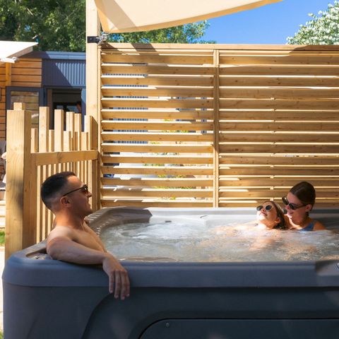 Stacaravan 4 personen - 2-slaapkamer Premium stacaravan met spa (33m²) voor 4 personen