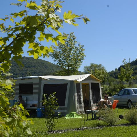 STAANPLAATS - Comfortpakket: 2 personen + auto + elektriciteit / 120 m² / 1 acre