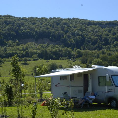 STAANPLAATS - Comfortpakket: 2 personen + auto + elektriciteit / 120 m² / 1 acre