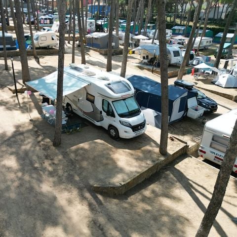 Kampeerplaats - Standaard Comfort standplaats - 60-75m2 - : auto - Caravan of camper of tent - Elektriciteit