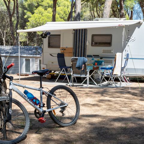 Kampeerplaats - Standaard Comfort standplaats - 60-75m2 - : auto - Caravan of camper of tent - Elektriciteit