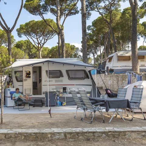 Kampeerplaats - Standaard Comfort standplaats - 60-75m2 - : auto - Caravan of camper of tent - Elektriciteit