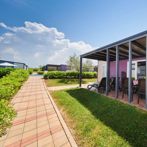 Stacaravan 4 personen - Comfort | 2 slaapkamers | 4 pers | Verhoogd terras | 2 badkamers | Airconditioning | TV