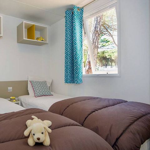 Stacaravan 8 personen - Premium | 3 slaapkamers | 6-8 slaapplaatsen | Halfoverdekt terras | 1 badkamer | Airconditioning