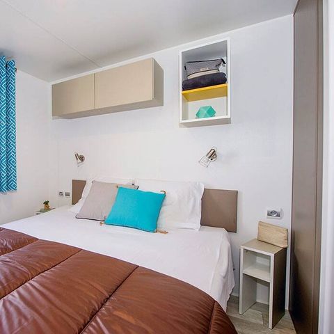 Stacaravan 8 personen - Premium | 3 slaapkamers | 6-8 slaapplaatsen | Halfoverdekt terras | 1 badkamer | Airconditioning