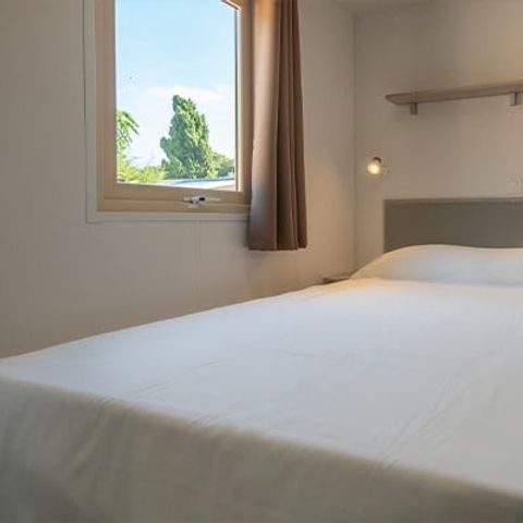 Stacaravan 4 personen - Comfort XL | 2 Slaapkamers | 4 Pers | Verhoogd terras | Airconditioning