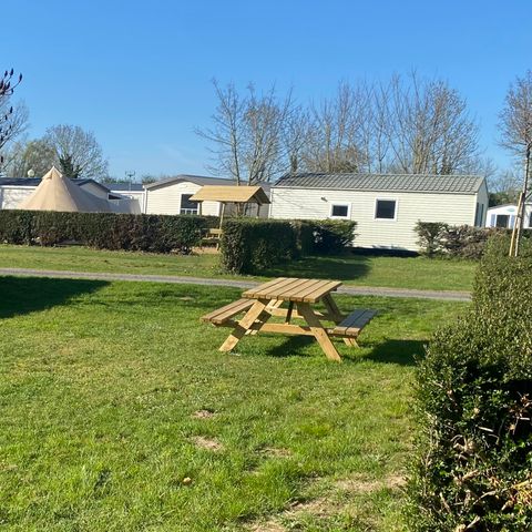 STAANPLAATS - Privilège Garden-staanplaats – staanplaats – met stroom en tafel / max. 5 personen