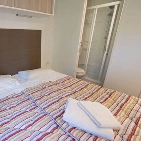 Stacaravan 4 personen - Mobile-home | Comfort | 2 slaapkamers | 4 pers. | Verhoogd terras | 2 badkamers | Airconditioning.