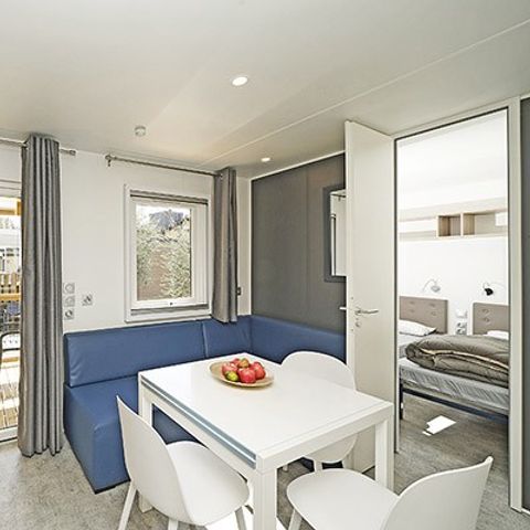 Stacaravan 6 personen - Premium | 3 slaapkamers | 6 slaapplaatsen | Halfoverdekt terras | 2 badkamers | Airconditioning
