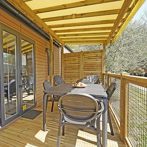 Stacaravan 6 personen - Premium | 3 slaapkamers | 6 slaapplaatsen | Halfoverdekt terras | 2 badkamers | Airconditioning