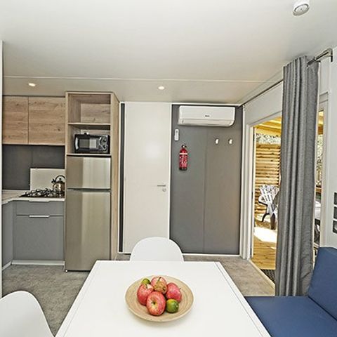 Stacaravan 6 personen - Premium | 3 slaapkamers | 6 slaapplaatsen | Halfoverdekt terras | 2 badkamers | Airconditioning