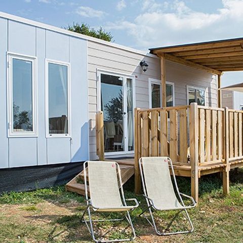 Stacaravan 6 personen - Mobile-home | Comfort XL | 2 slaapkamers | 4/6 pers. | Verhoogd terras | Airconditioning