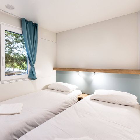 Stacaravan 6 personen - Premium | 3 slaapkamers | 6 slaapplaatsen | Lounge terras | 1 badkamer | Airconditioning | TV