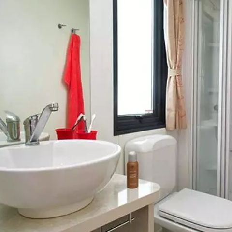 Stacaravan 6 personen - Comfort | 2 slaapkamers | 4-6 slaapplaatsen | Halfoverdekt terras | 1 badkamer | Airconditioning