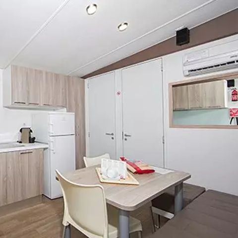 Stacaravan 6 personen - Comfort | 2 slaapkamers | 4-6 slaapplaatsen | Halfoverdekt terras | 1 badkamer | Airconditioning