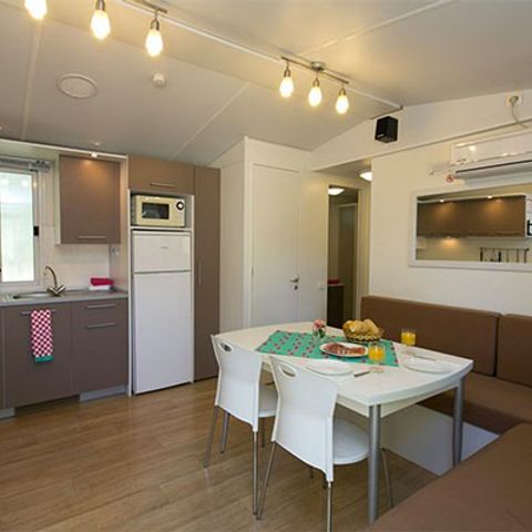 Stacaravan 6 personen - Klassiek | 3 Slaapkamers | 4/6 Pers. | Verhoogd terras | Airconditioning.