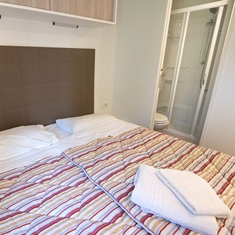 Stacaravan 6 personen - Classic | 3 slaapkamers | 6 personen | Verhoogd, onoverdekt terras | 1 badkamer | Airco