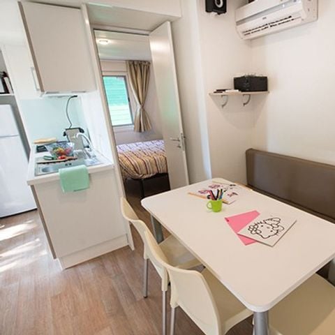 Stacaravan 6 personen - Classic | 3 slaapkamers | 6 personen | Verhoogd, onoverdekt terras | 1 badkamer | Airco