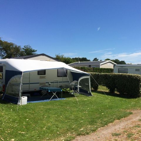 STAANPLAATS - Standplaatspakket: auto + tent/caravan of camper
