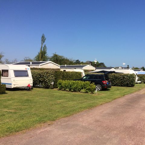 STAANPLAATS - Standplaatspakket: auto + tent/caravan of camper