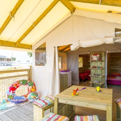 Safaritent 5 personen - C- Lodge Pilotis - 2 kamers 24m² met overdekt terras