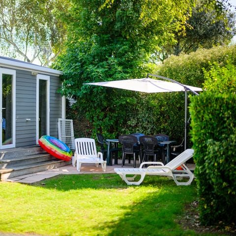 Stacaravan 4 personen - D/ COMFORTABELE COTTAGE met 2 slaapkamers - 30 m² - terras met parasol voor 4 personen