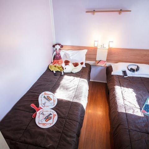Stacaravan 6 personen - Klassiek XL | 2 slaapkamers | 4/6 pers. | Verhoogd terras | TV