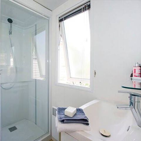 Stacaravan 4 personen - Klassiek | 2 slaapkamers | 4 pers | Verhoogd terras | 1 badkamer