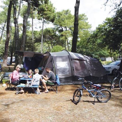 STAANPLAATS - Comfortpakket (1 tent, caravan of camper / 1 auto / 10A elektriciteit)