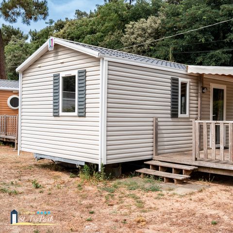 Stacaravan 4 personen - Comfort stacaravan 27.5m² (2 kamers) + 11m² halfoverdekt houten terras