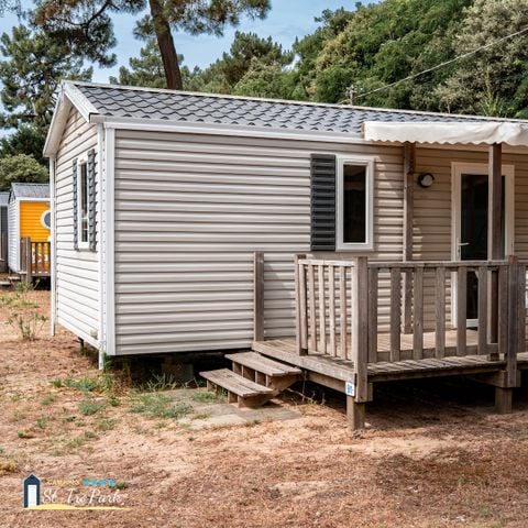 Stacaravan 4 personen - Comfort stacaravan 27.5m² (2 kamers) + 11m² halfoverdekt houten terras