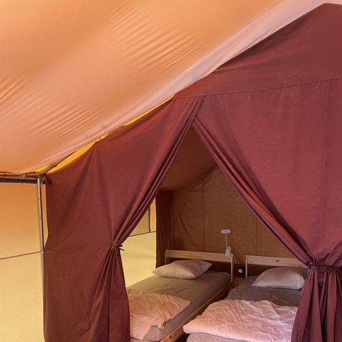 Safaritent 4 personen - houten vloer, 2 slaapkamers, ingerichte keuken, terras