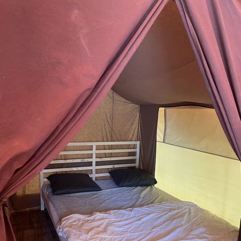 Safaritent 4 personen - houten vloer, 2 slaapkamers, ingerichte keuken, terras