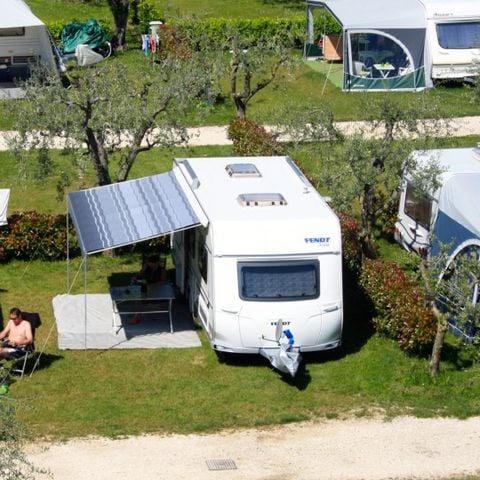 STAANPLAATS - Kampeerplaats Comfort Large - 75m² - 6 AMP