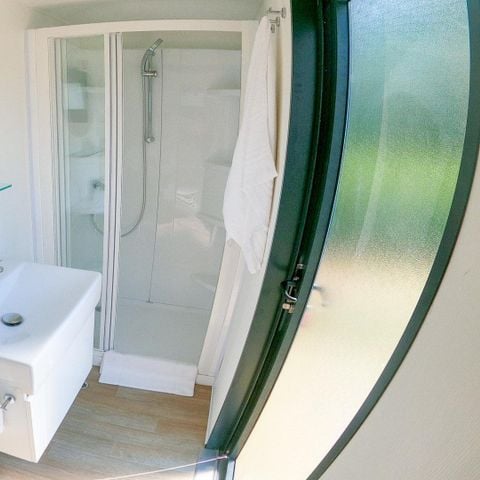 STAANPLAATS - Comfort standplaats met sanitair - 75m² - 6 ampère