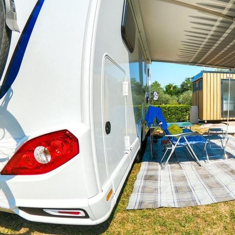 STAANPLAATS - Comfort standplaats met sanitair - 75m² - 6 ampère