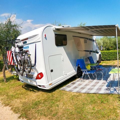 STAANPLAATS - Comfort standplaats met sanitair - 75m² - 6 ampère