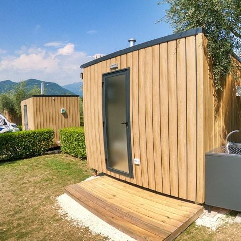 STAANPLAATS - Comfort standplaats met sanitair - 75m² - 6 ampère