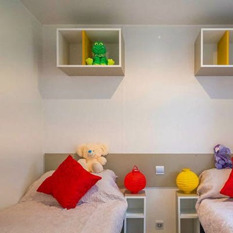 Stacaravan 4 personen - Mobile-home | Comfort | 2 Slaapkamers | 4 Pers. | Verhoogd terras | Airconditioning.