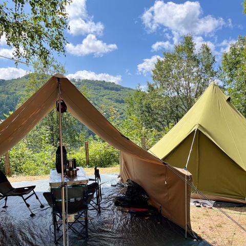 STAANPLAATS - PRIVILEGE PAKKET (1 tent, caravan of camper / 1 auto / 10A elektriciteit)