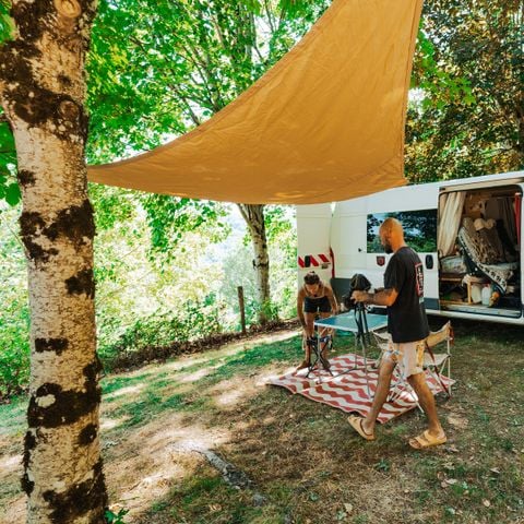 STAANPLAATS - PRIVILEGE PAKKET (1 tent, caravan of camper / 1 auto / 10A elektriciteit)