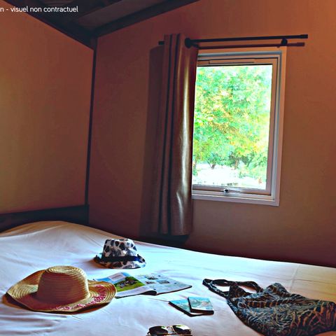 Chalet 4 personen - VIP Premium Lodge 34m² - uitzicht op het meer (2 kamers) + TV + lakens + handdoeken + overdekt terras 11m².