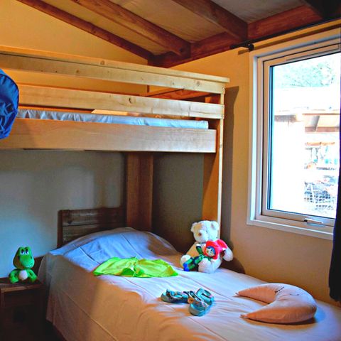 Chalet 4 personen - VIP Premium Lodge 34m² - uitzicht op het meer (2 kamers) + TV + lakens + handdoeken + overdekt terras 11m².