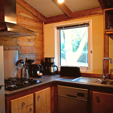 Chalet 4 personen - VIP Premium Lodge 34m² - uitzicht op het meer (2 kamers) + TV + lakens + handdoeken + overdekt terras 11m².