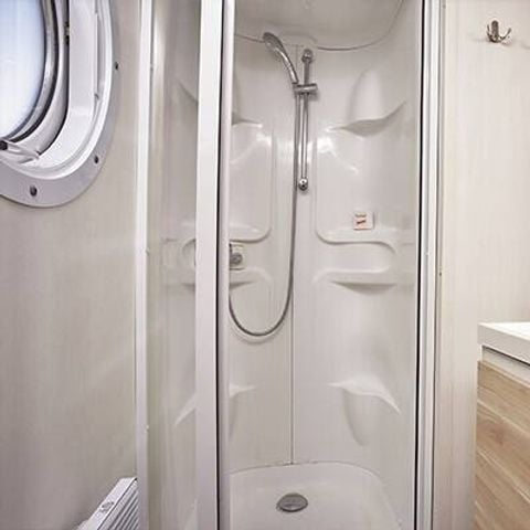 Stacaravan 6 personen - Mobile-home | Comfort | 3 Slaapkamers | 6 Pers. | Verhoogd terras | 1 Badkamer | Air-con.
